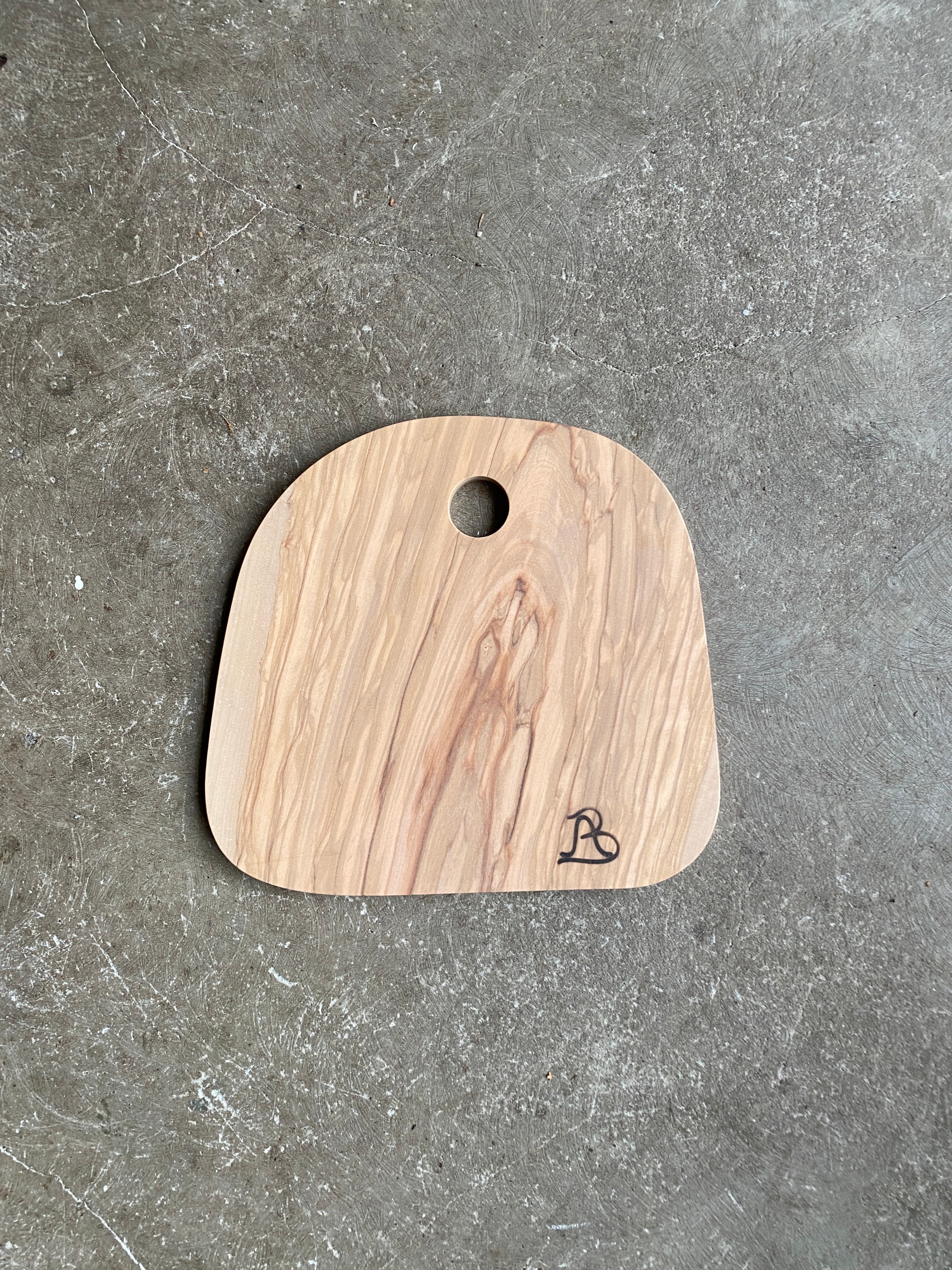 Skærebræt 23 x 25 cm i oliventræ fra Andrea Brugi