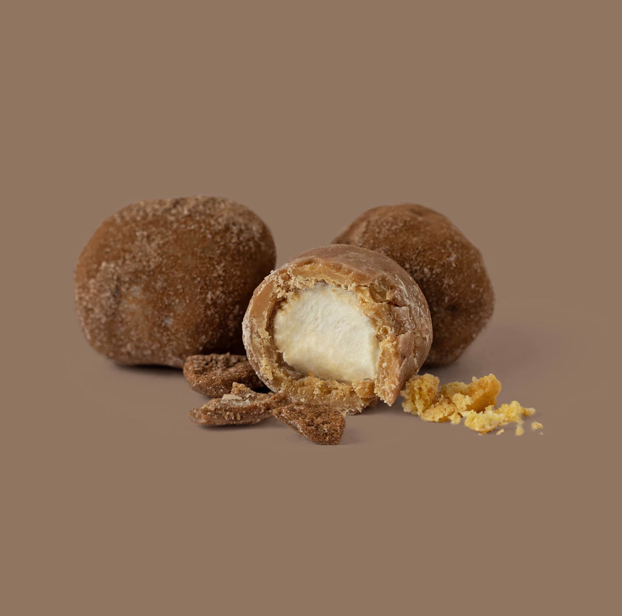 CRISPY MALLOWS – SKUMFIDUSER MED COOKIE & MÆLKE CHOKOLADE 90G fra The Mallows