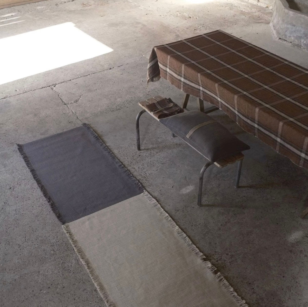 Construction rug - faded black