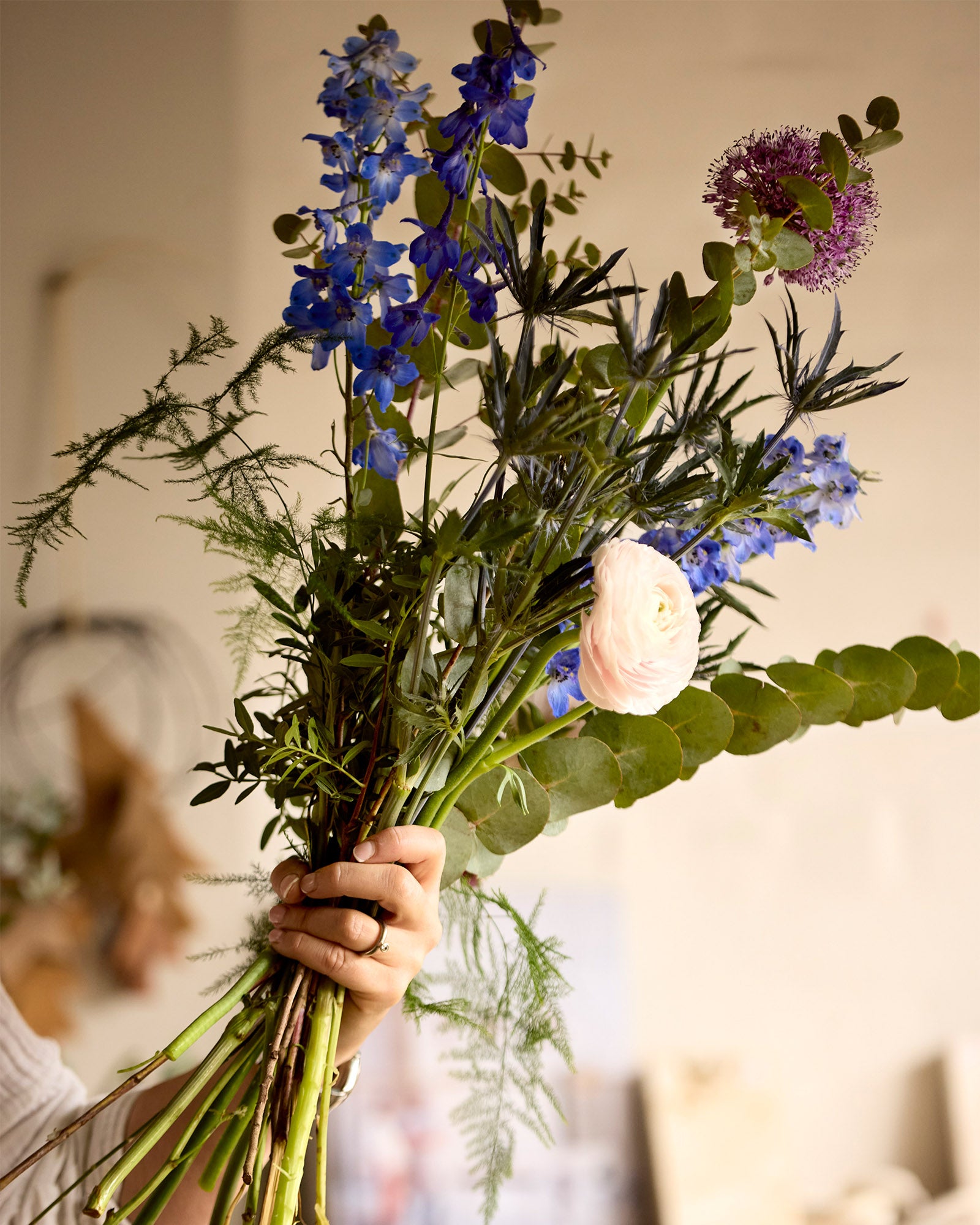 Sæsonens blomster på arbejdsbordet hos Numero46 i Brabrand