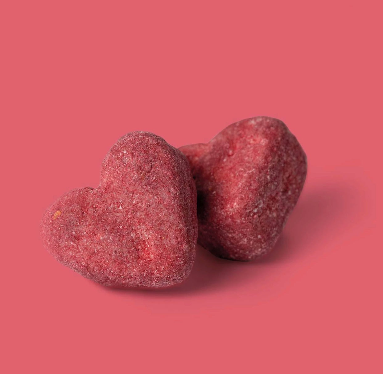 MALLOW HEARTS – SKUMFIDUSER MED HVID CHOKOLADE & HINDBÆR 90G fra The Mallows